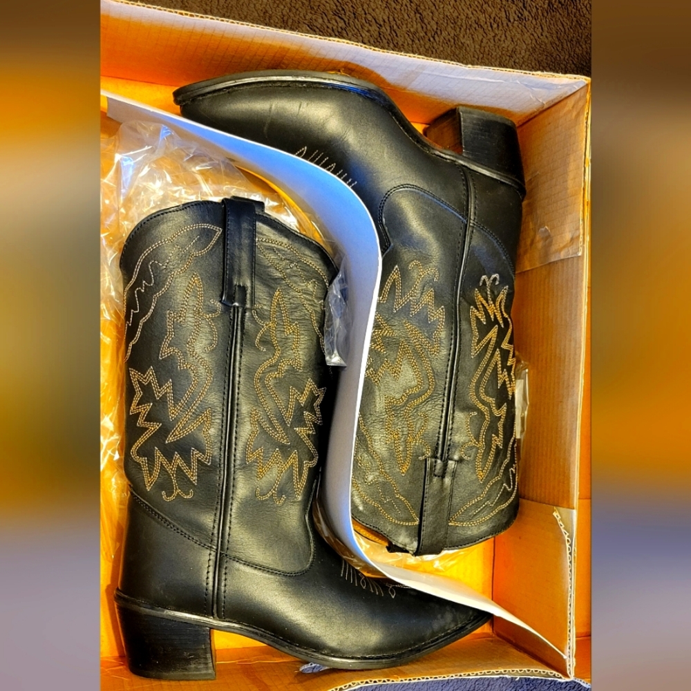 LAREDO COWBOY BOOTS!